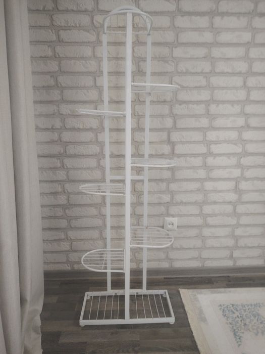 Продаётся красивая и практичная подставка для цветов.