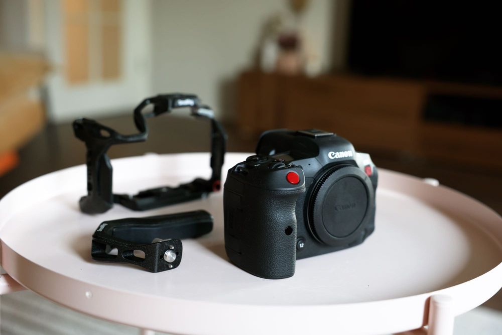 Камера Canon EOS R5 C пълен комплект със Smallrig cage, V-Mount Battery Kit,SanDisk Extreme Pro CFexpress 512GB