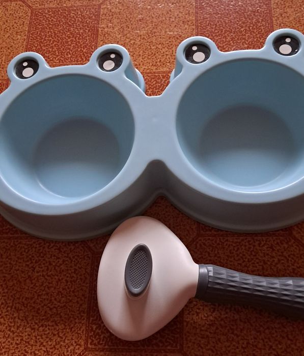 Продаётся чесалка и миска .