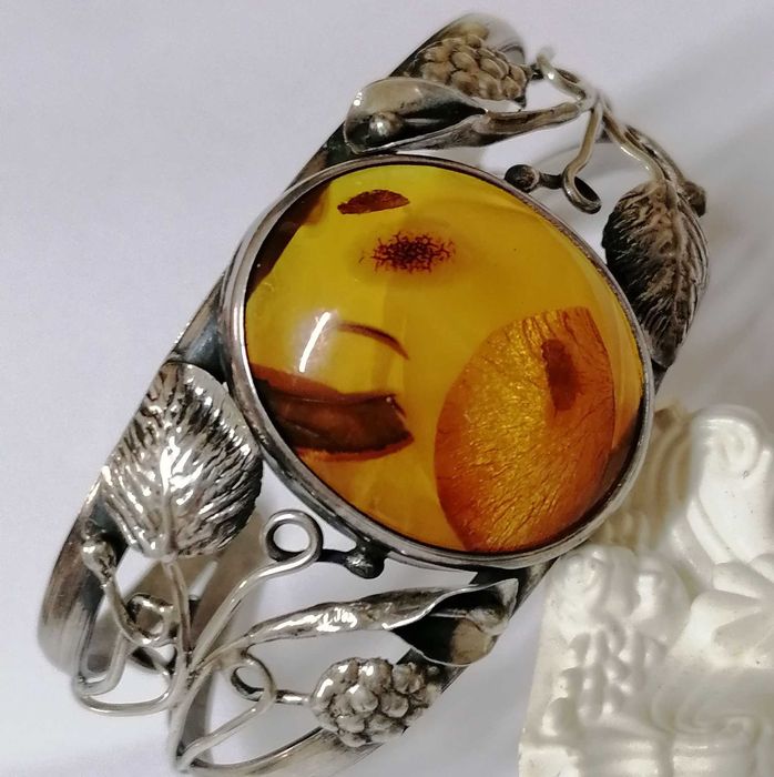 Масивна сребърна гривна с кехлибар