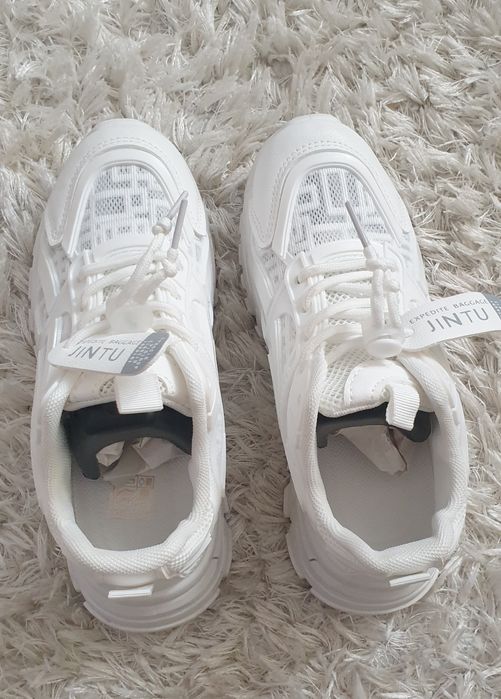 De Vanzare adidasi si cizme