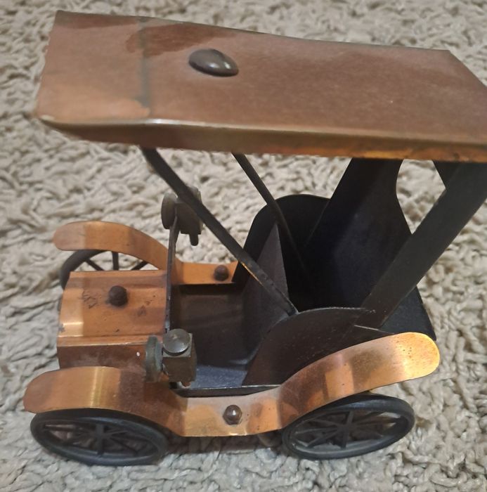 Mașinuțe metalice de colecție