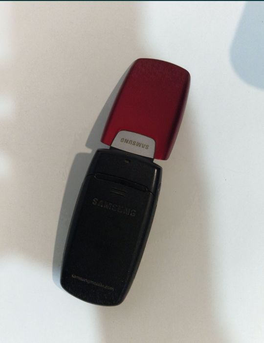 Telefon cu clapeta Samsung cu încărcător original