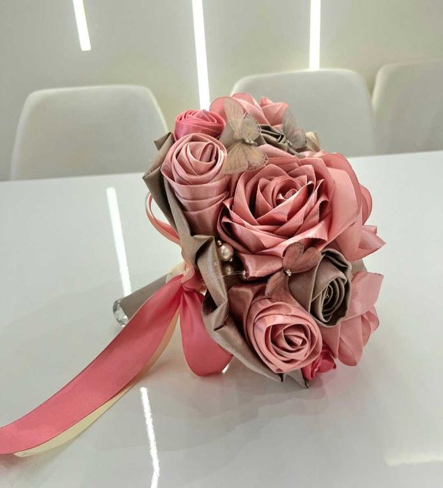 Уникални букети от сатенени рози