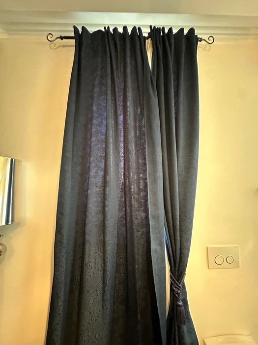 Draperie albastru închis