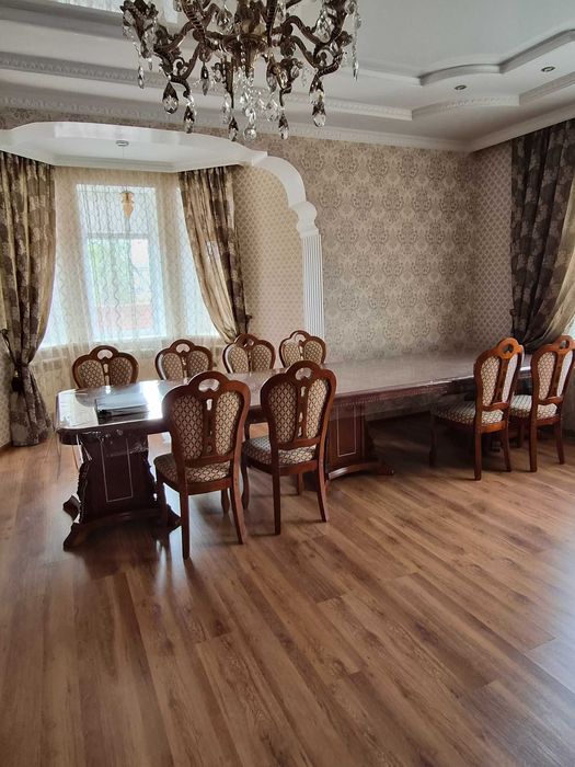Продам стол со стульями для гостиной