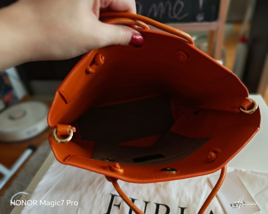 Чанти Furla модели  Essential и Sofia, големи размери