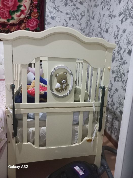 Bolalar krovati deyarli yangi uncha ishlatilmagan. Shkafi bilan birga