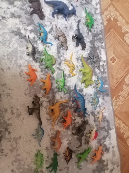 Продают динозавров больших и маленьких