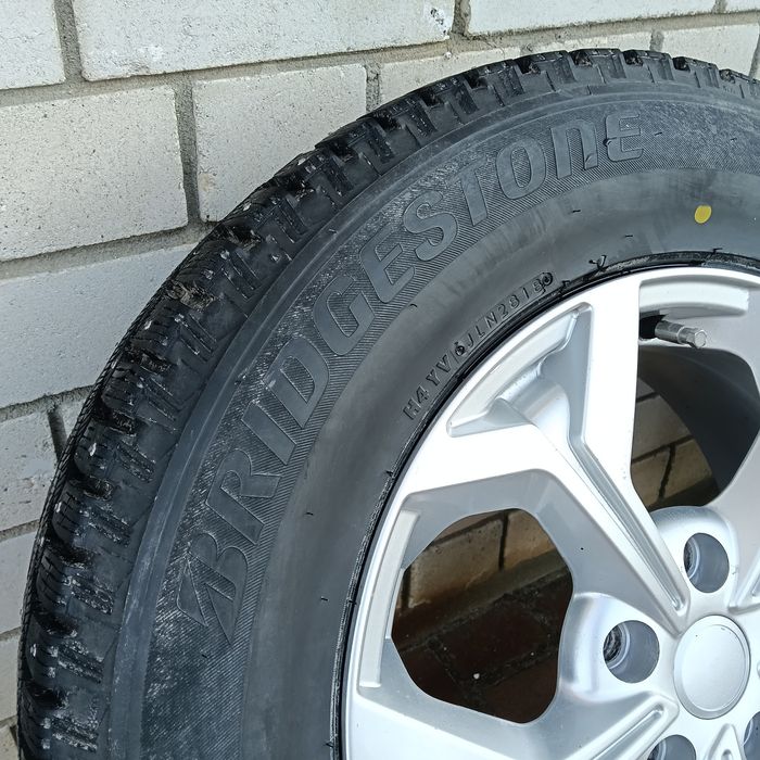 Bridgestone 215/70/R16  5/114.3