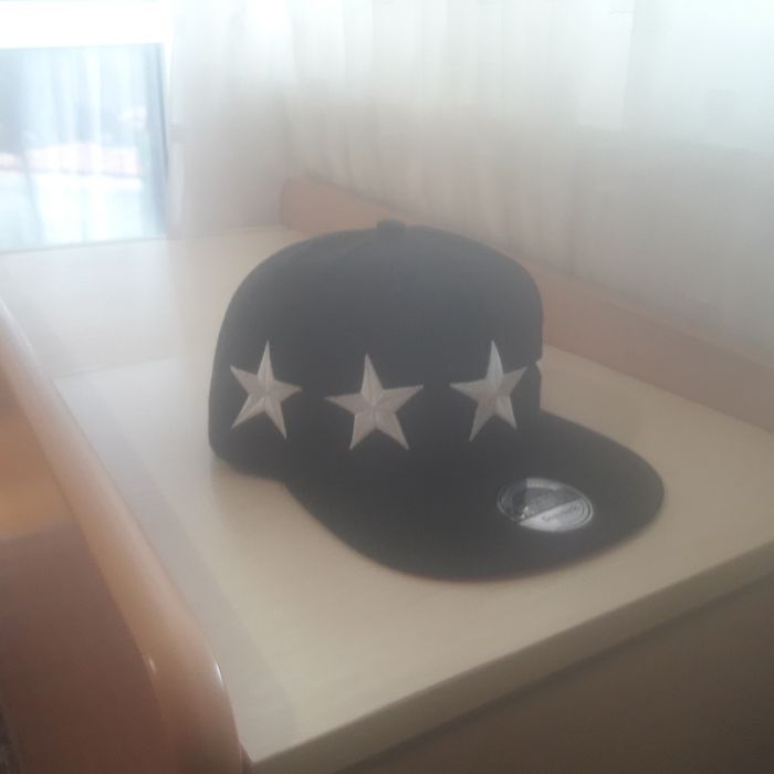 Шапка с козирка различни видове