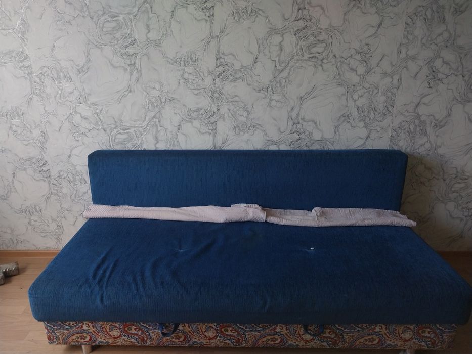Синий диван в среднем состояние
