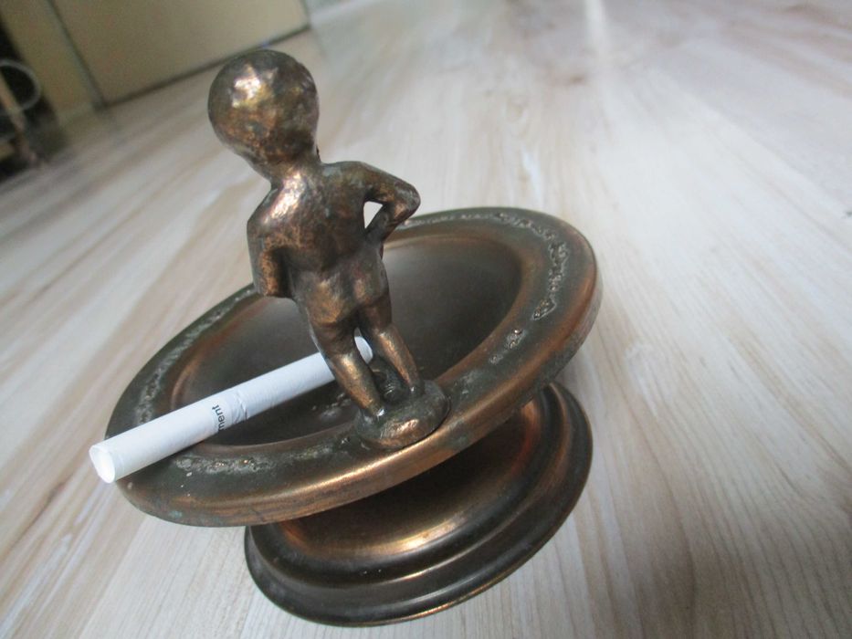 Красив стар меден пепелник