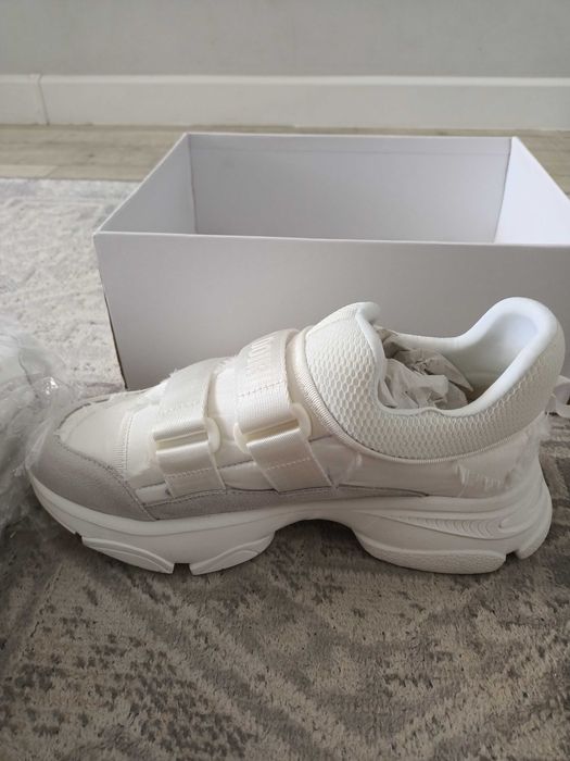 Продам жен кроссовки