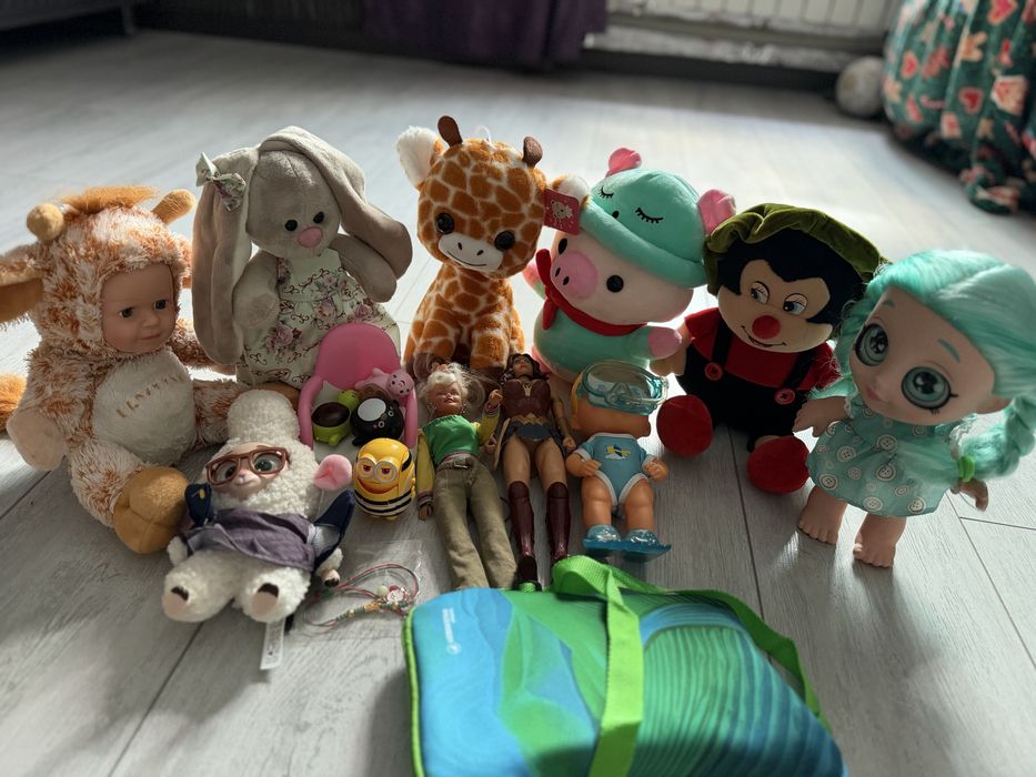 Продам коробку игрушек для девочки