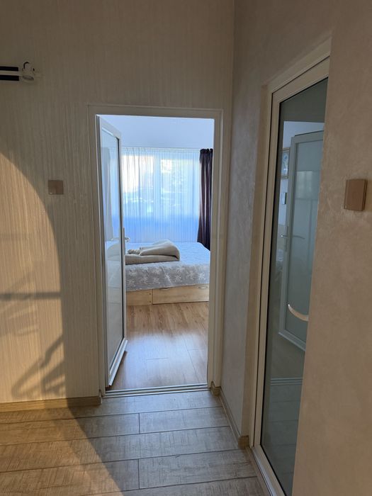 Inchiriez apartament 4 camere zona centrala ! Dispune de centrala proprie 2 locuri de parcare boxa foarte mare. Este situat la parter.