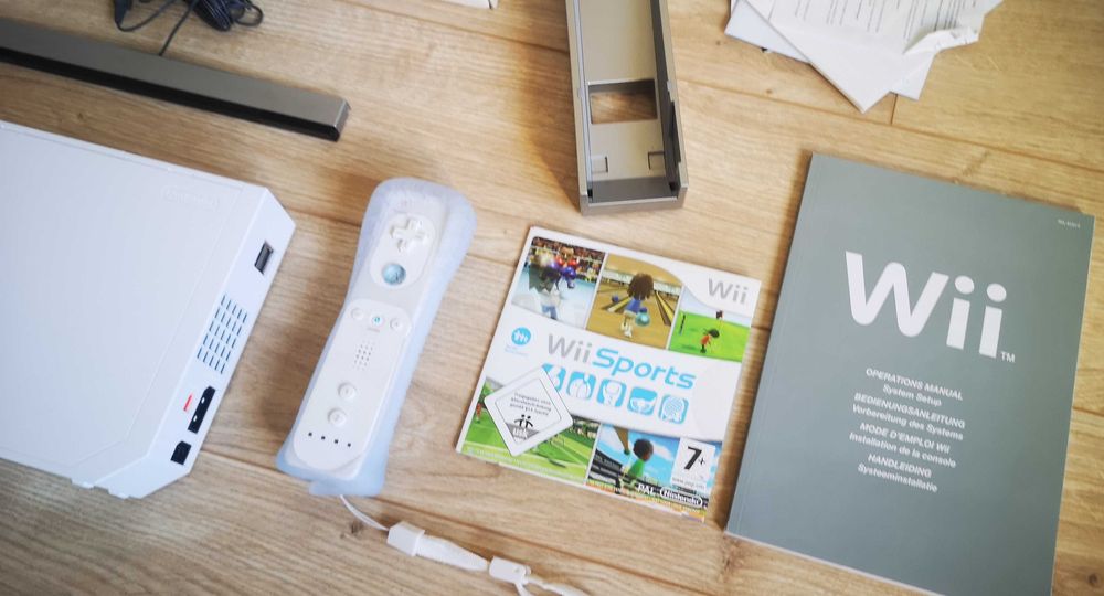 Nintendo Wii пълен комплект с кутия два контролера и игра