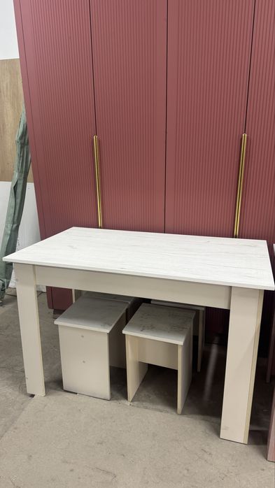 Стол и табуретка