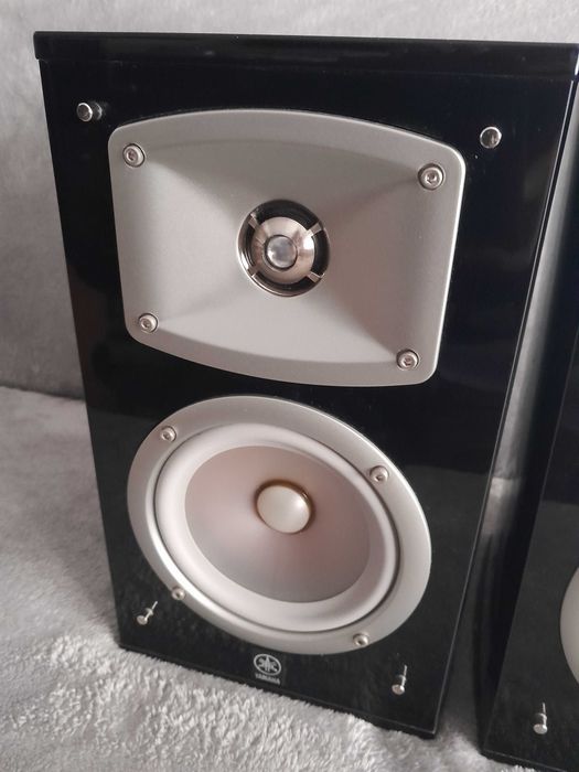 YAMAHA NS-333 Piano Black boxe Hi-Fi de raft compacte