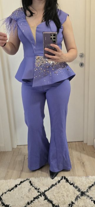 Salopeta cu paiete și pene