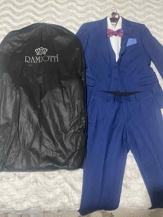 Мъжки  син костюм.
