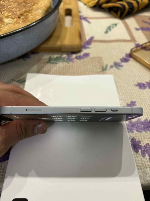 Продавам айфон 15 128гб може да го дам с кутия,  кабел!