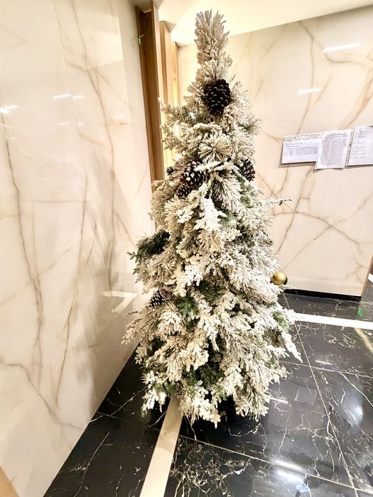 Коледна елха със сняг от памук