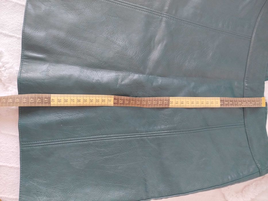 Продавам  зелена кожена пола