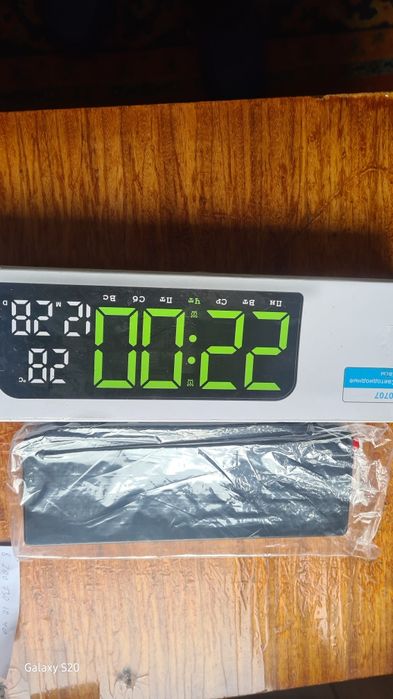 Продам светодиодные часы недорого