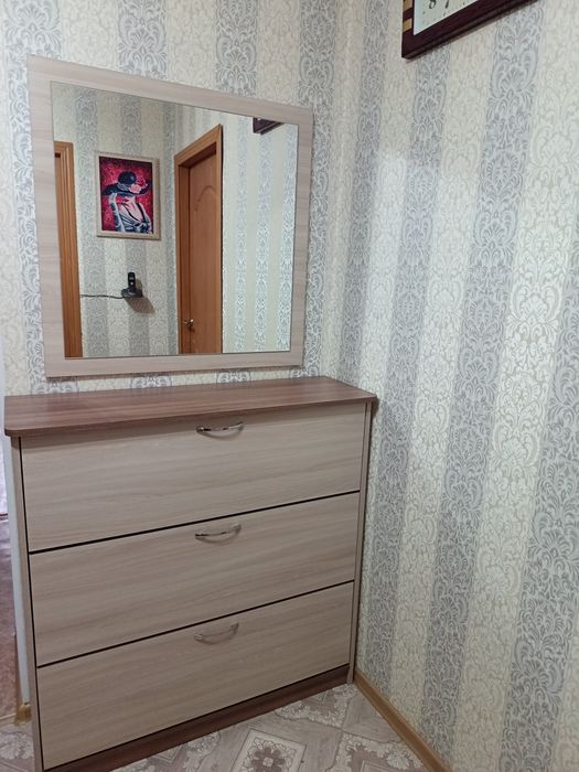 Обувницу с зеркалом в идеальном состоянии