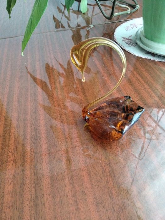 Лебедь из цветного стекла