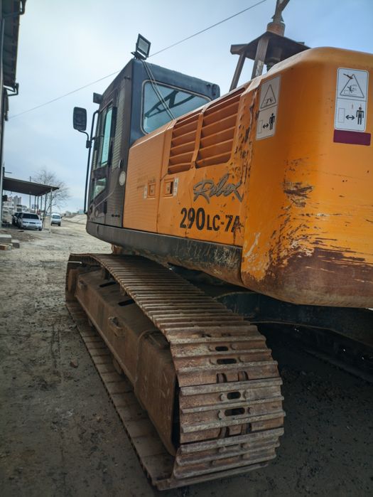 Гусенечный экскаватор