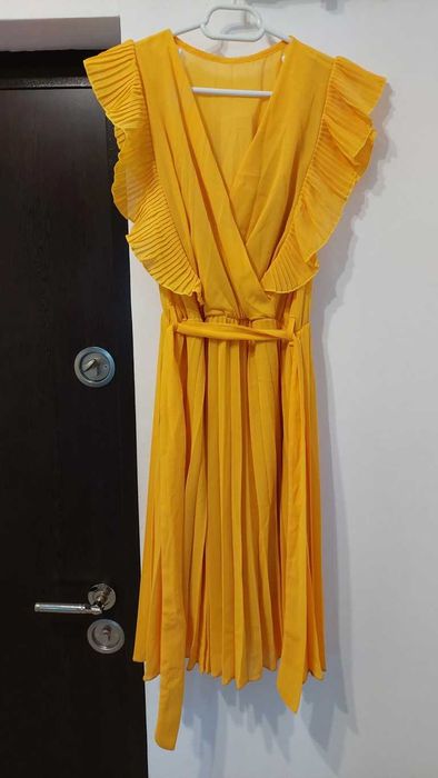 Vand rochie, galbena, marimea 40, stare foarte buna
