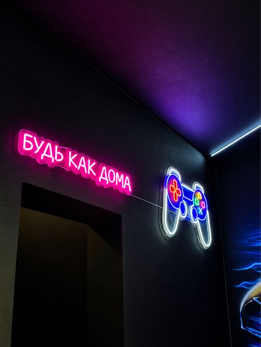 Неоновая вывеска «Будь как дома» и джойстик для PS-клуба