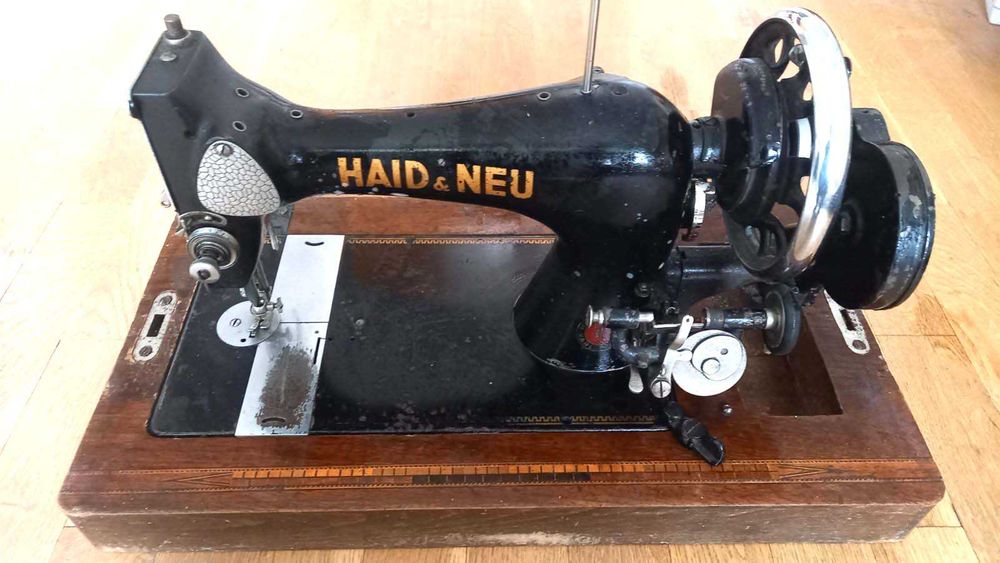 Работеща ретро шевна машина