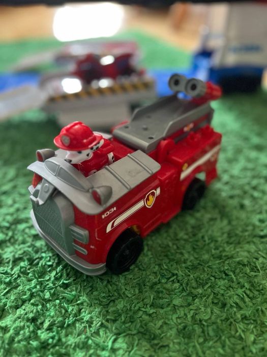 Пес патрул - камион , кула и отделни колички с кученца