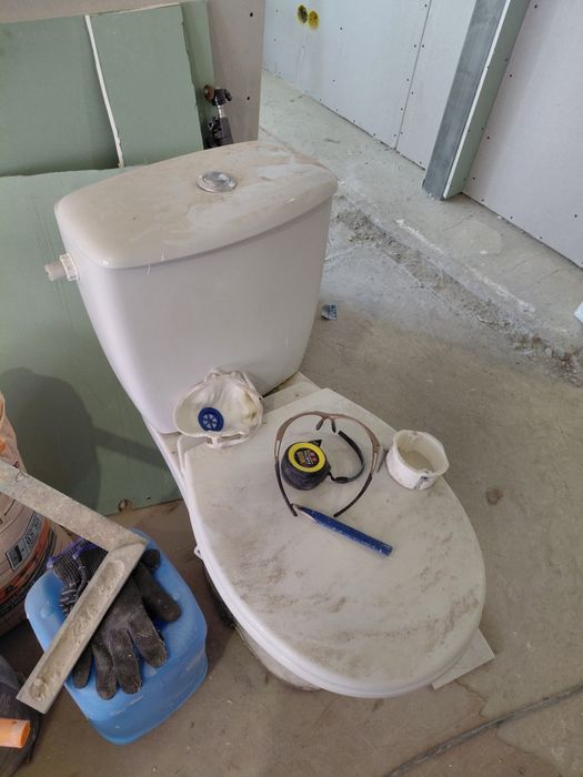 Продам б/у унитаз в нормально состояние.