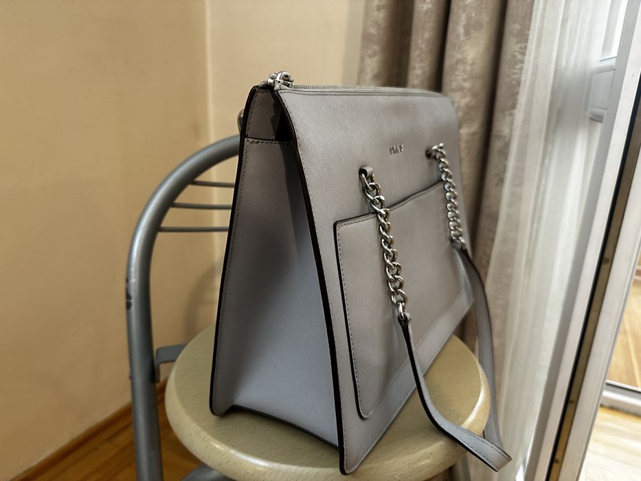 Серая сумка Dkny