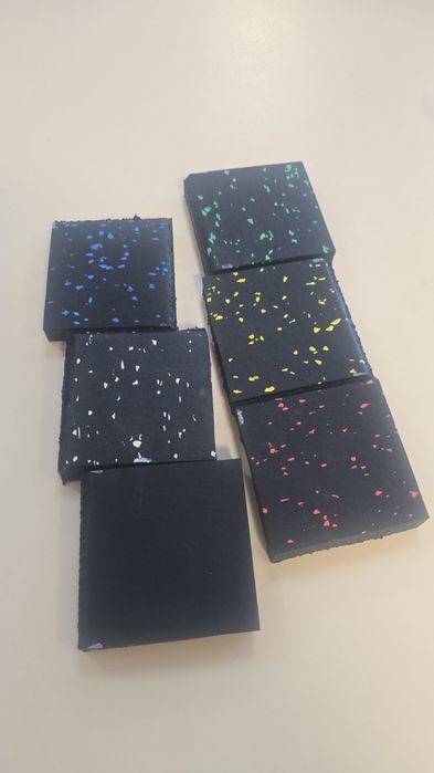 Професионална настилка за фирнес гумена гладка 
Не се рони 
Не мирише