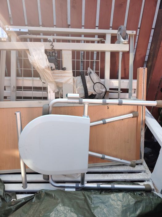 Vând pat pentru persoanele imobilizate la pat și scaun toleta