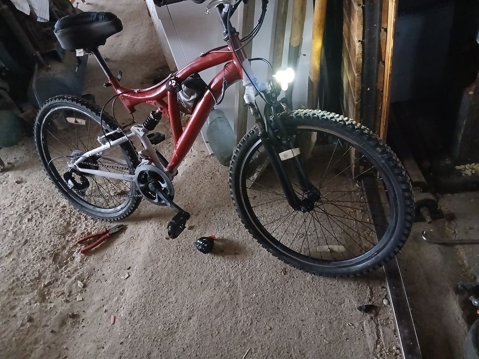 Vând bicicleta cu bec baterie si încărcător