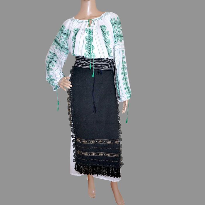 Costum popular cu ie lucrata manual si catrinte fir metalic S-M