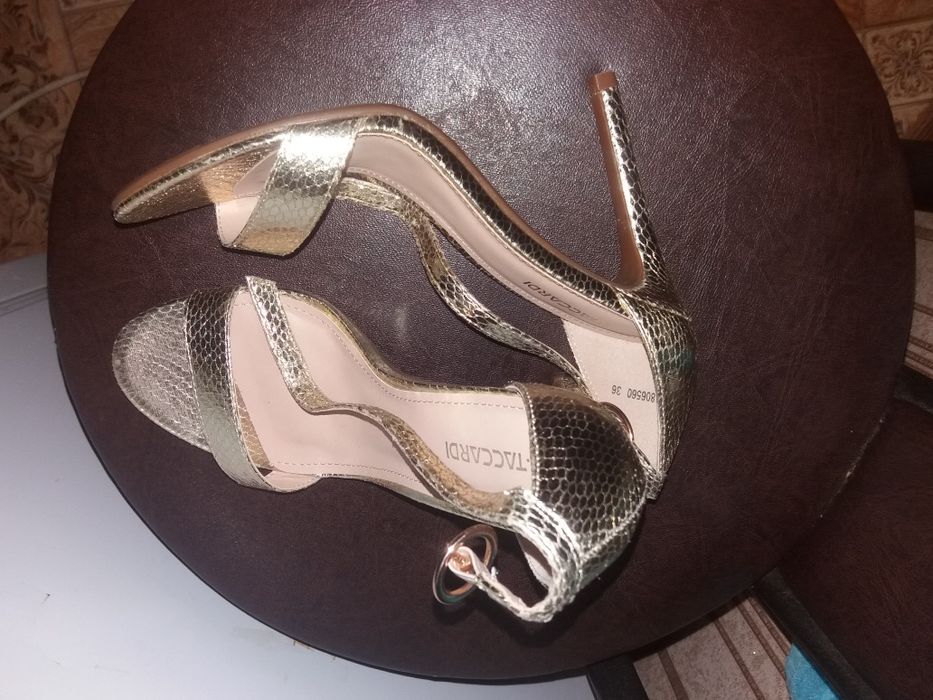 Продам Босоножки . Очень красивое. Размер 36.