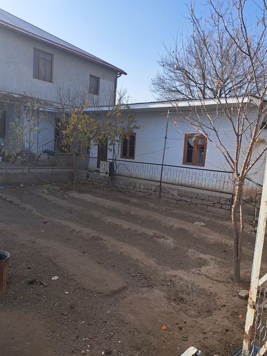 Ховли сотилади,11 та хонаси 4 санузели бор