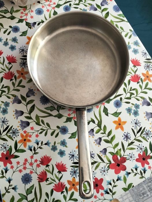 Продам 2 сковороды нержавейки.