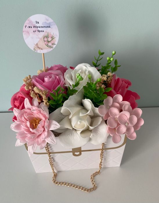 Аранжирани сапунени рози в кутии букет в кутия подарък цветя