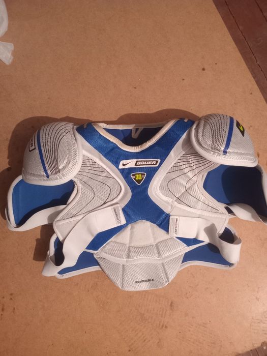 Продам хоккейную форму.