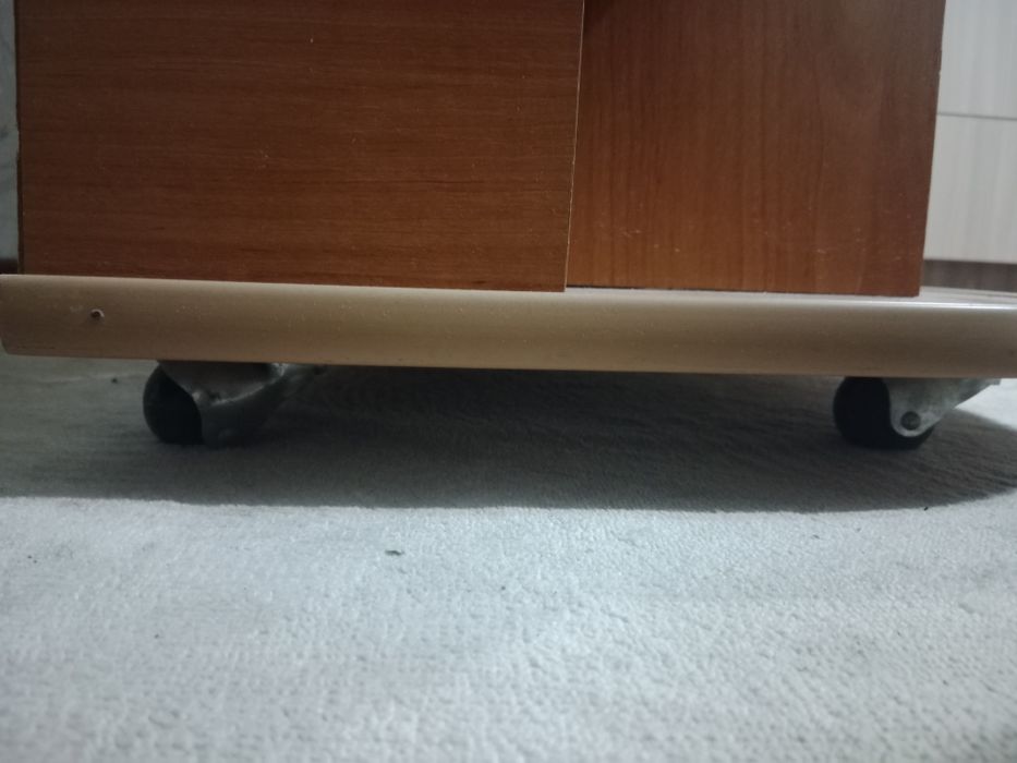 Тумбочка на колесах