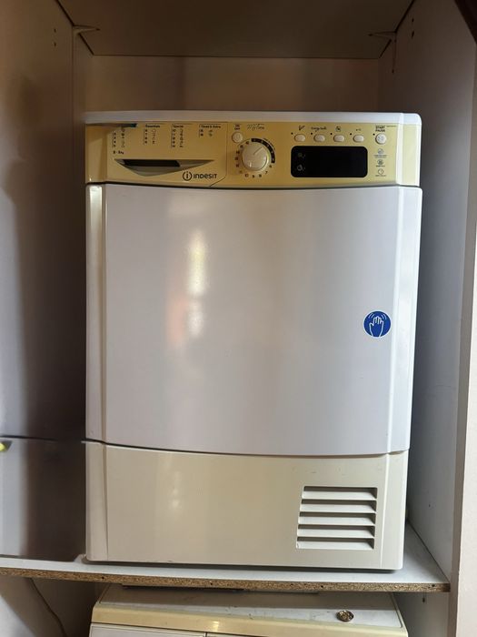 Uscător de rufe Indesit 8 kg – funcțional – 500 lei