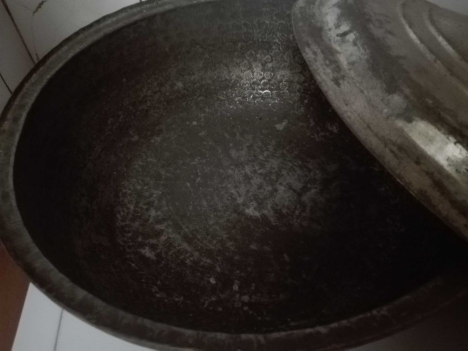 Затварячка за буркани и медни чиния и тенджера .